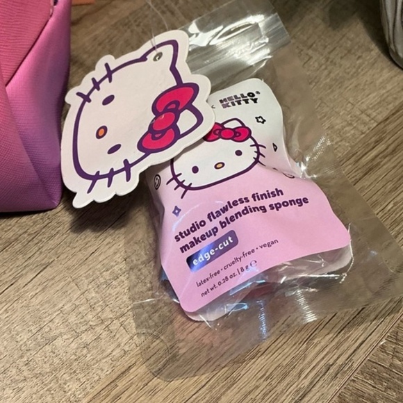 💗 Hello Kitty Pink Makeup Bag by The Crème Shop - Picture 6 of 7